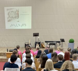 Mehr über den Artikel erfahren Achterbahnfahrt im Klassenzimmer – Abschluss 2025